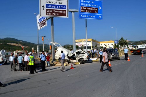 İnşaat Servisi Araç ile Çarpıştı: 1 Ölü, 13 Yaralı
