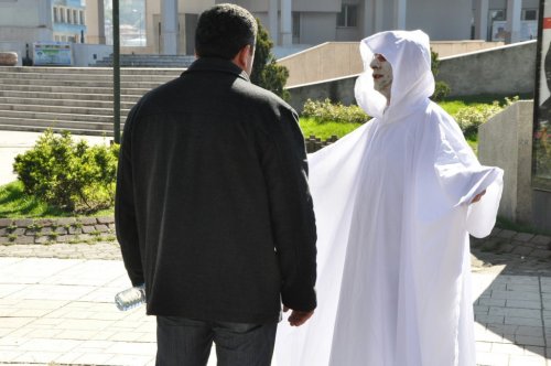 İşten Çıkarılınca Kefenli Eylem Yaptı