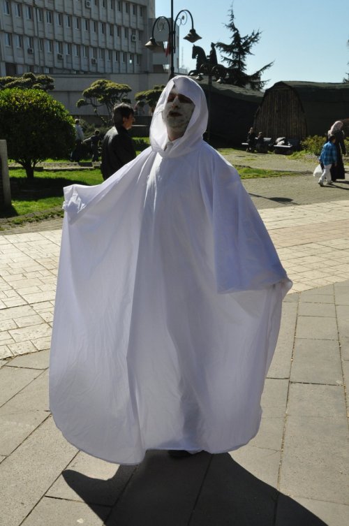 İşten Çıkarılınca Kefenli Eylem Yaptı