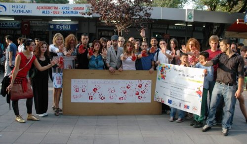 Kadına Şiddete Dikkat Çekmek İçin 20 Kadının Yüzleri Boyandı