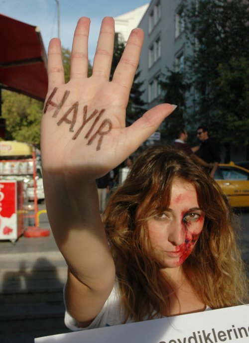 Kadına Şiddete Dikkat Çekmek İçin 20 Kadının Yüzleri Boyandı