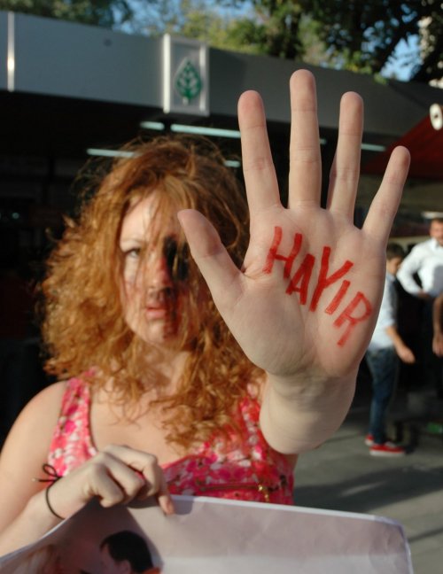 Kadına Şiddete Dikkat Çekmek İçin 20 Kadının Yüzleri Boyandı