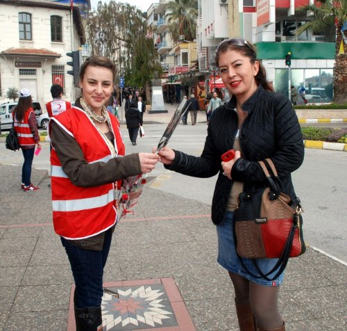 Kadınlar Gününde Aydınlı Kadınlardan Örnek Davranış