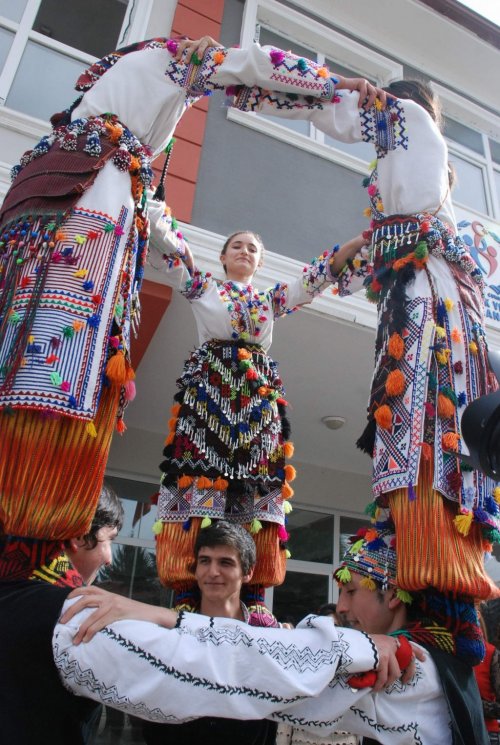 Kadınları Baş Tacı Yapan Halk Oyunu