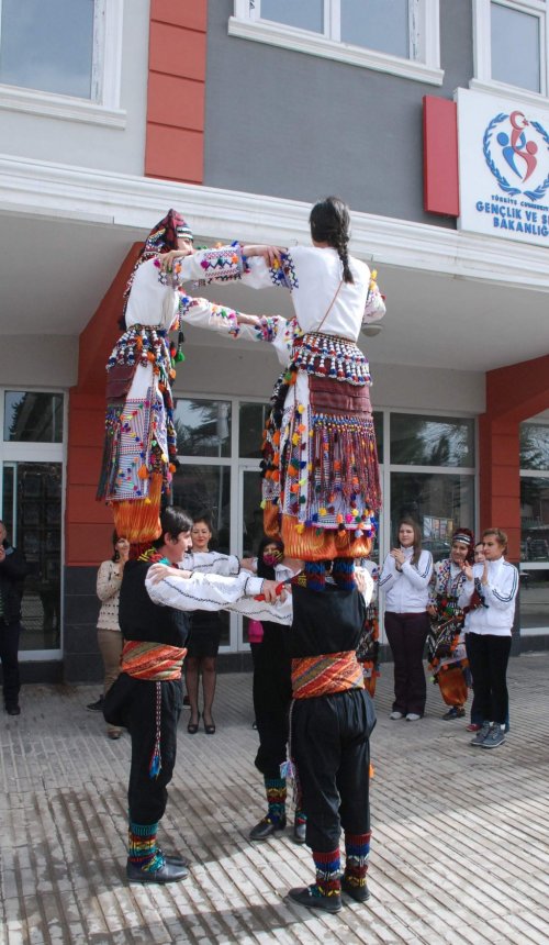 Kadınları Baş Tacı Yapan Halk Oyunu