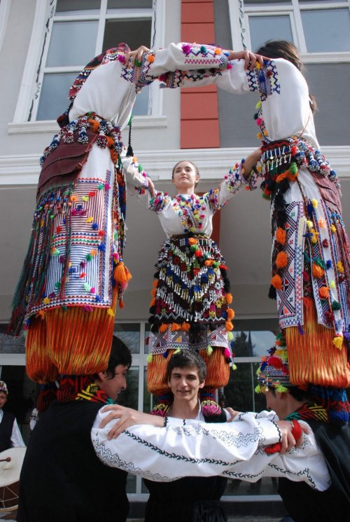Kadınları Baş Tacı Yapan Halk Oyunu