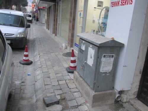 Kaldırımı kapatan direk kaldırdı