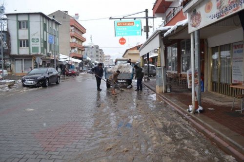 Karacasu'da kar ve buzlanmayla mücadele devam ediyor