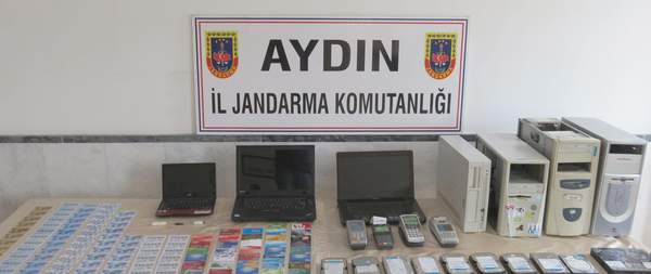 kart-dolandiricilari-adliyeye-sevk-edildi-(2).jpg