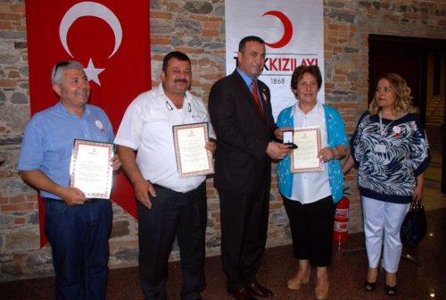 Kızılaydan Rekortmen Kan Bağışçılarına Anlamlı Ödül