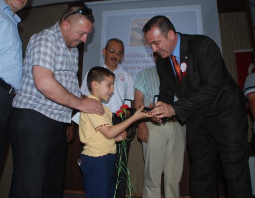 Kızılaydan Rekortmen Kan Bağışçılarına Anlamlı Ödül