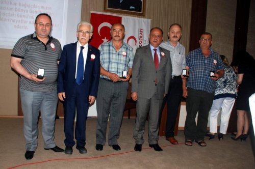 Kızılaydan Rekortmen Kan Bağışçılarına Anlamlı Ödül