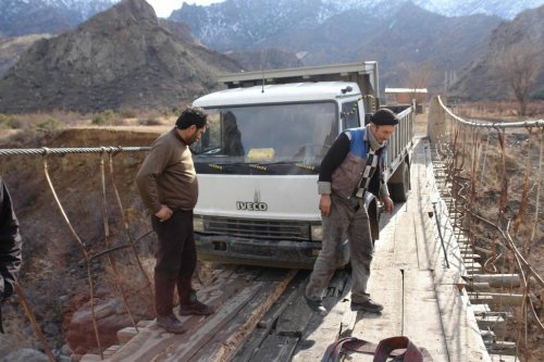 Kömür Yüklü Kamyon Asma Köprüden Geçmeye Çalışınca