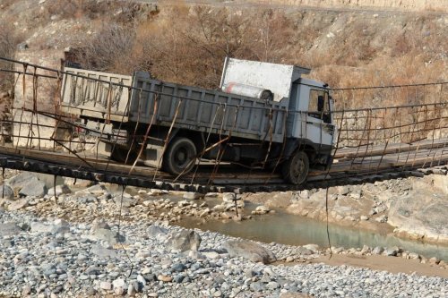 Kömür Yüklü Kamyon Asma Köprüden Geçmeye Çalışınca