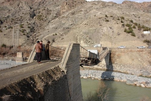 Kömür Yüklü Kamyon Asma Köprüden Geçmeye Çalışınca