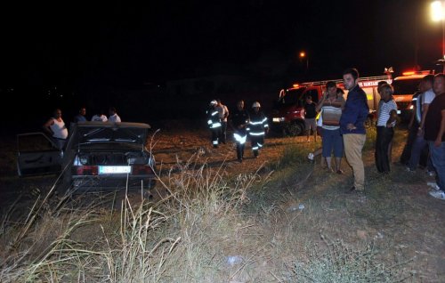 Kontrolden Çıkan Otomobil Tarlaya Uçtu: 2 Yaralı