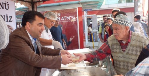 Köşk’te Başkan Rıfat Kadri Kılınç Aşure Dağıttı