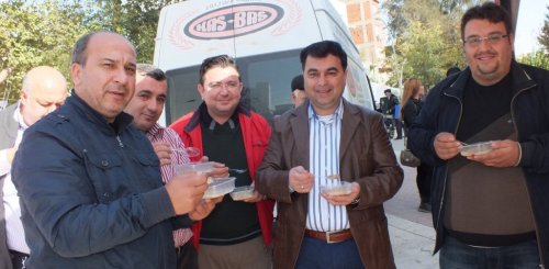 Köşk’te Başkan Rıfat Kadri Kılınç Aşure Dağıttı