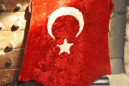 Koyun Postundan Türk Bayrağı