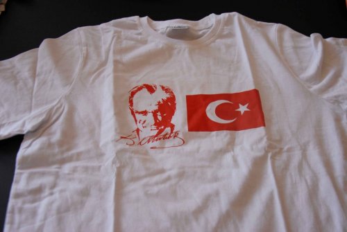 Kuşadası Belediyesi’nden Türk Bayrağı ve Atatürk Posteri açıklaması