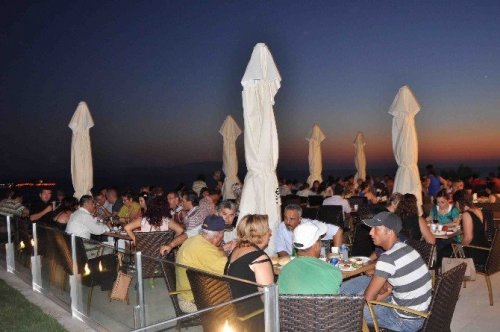 Kuşadası Belediyesi’nin çay bahçeleri ve plajları belediye şirketine devredildi