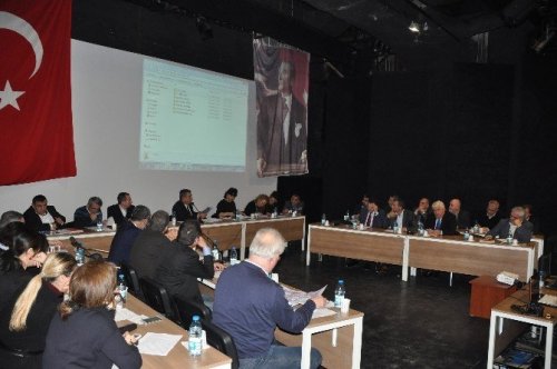 Kuşadası Belediyesi’nin çay bahçeleri ve plajları belediye şirketine devredildi