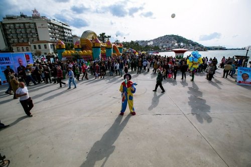 Kuşadası İsmail Cem Parkı’nda Panayır Havası Esti