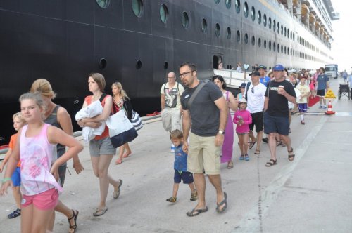 Kuşadası'na 5 Gemi ile 16 Bin 982 turist geldi