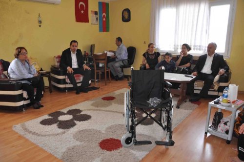Kuşadası’nda 4 engelli vatandaşa tekerlekli sandalye hediye edildi