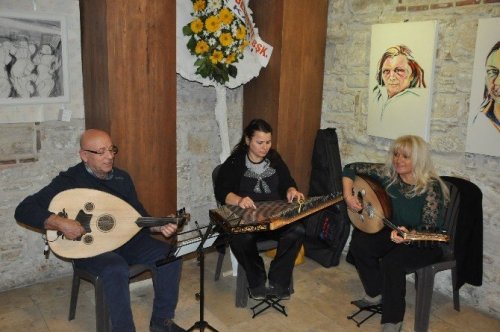 Kuşadası’nda 8 kadın sanatçıdan ortak resim sergisi