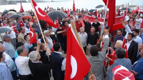 Kuşadası’nda Bayrak Yürüyüşü