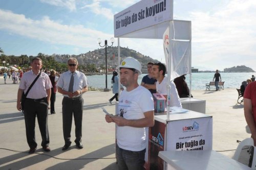Kuşadası'nda Bir Tuğla’da Sen Koy Kampanyası Düzenlendi
