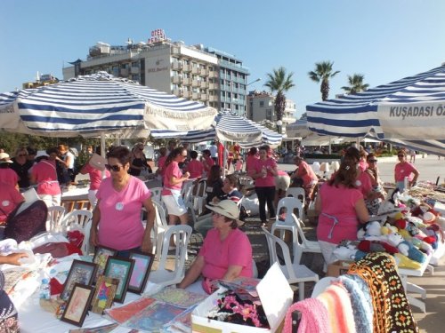 Kuşadası’nda Engelliler Yararına Kermes Düzenlendi