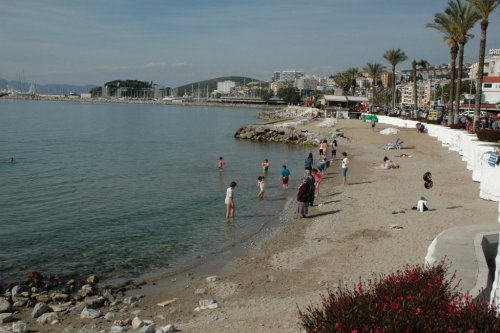 Kuşadası’nda Hafta Sonu Plaj Keyfi