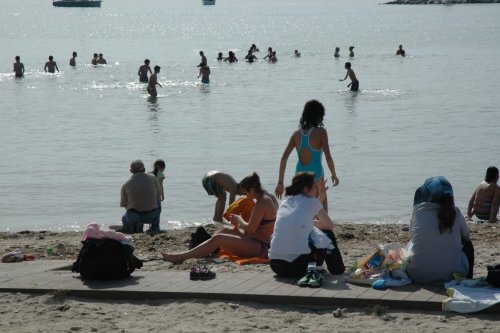 Kuşadası’nda Hafta Sonu Plaj Keyfi