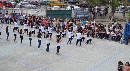 Kuşadası’nda Liselilerden Bahar Şenliği