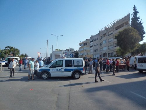 Kuşadası’nda Pazarcılar İsyan Etti, Tekstil Pazarı Açılamadı