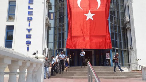 Kuşadası’nda Pazarcılar İsyan Etti, Tekstil Pazarı Açılamadı