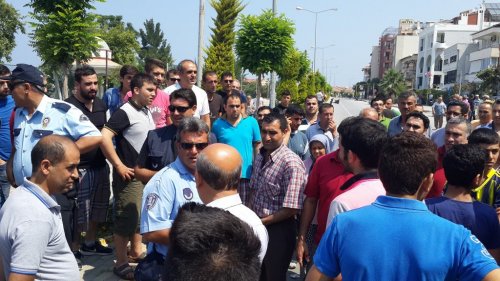 Kuşadası’nda Pazarcılar İsyan Etti, Tekstil Pazarı Açılamadı