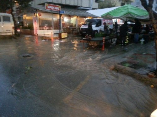 Kuşadası’nda Sağanak Yağmur Etkili Oluyor