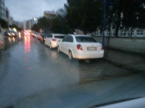 Kuşadası’nda Sağanak Yağmur Etkili Oluyor