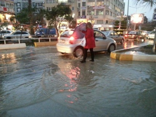Kuşadası’nda Sağanak Yağmur Etkili Oluyor