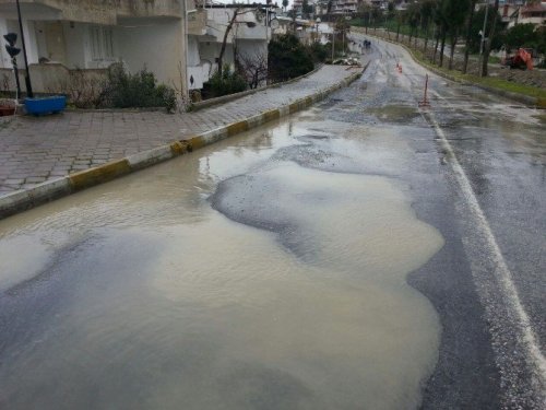 Kuşadası’nda sağanak yağmur ve fırtına