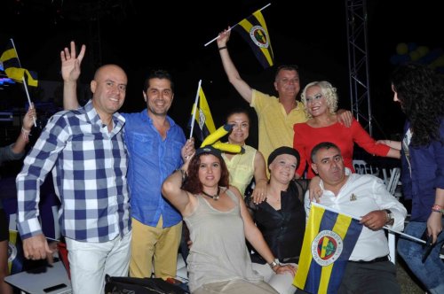Kuşadası’nda Sarı Lacivert Gece