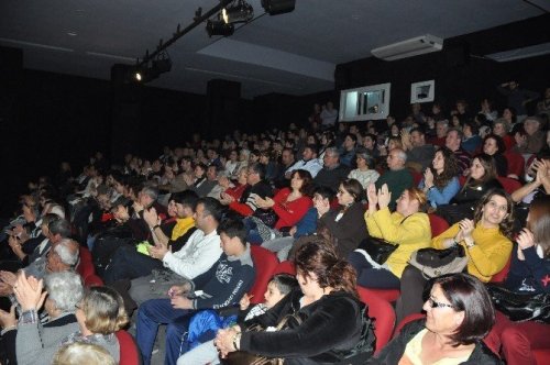 Kuşadası’nda tiyatro gösterisi