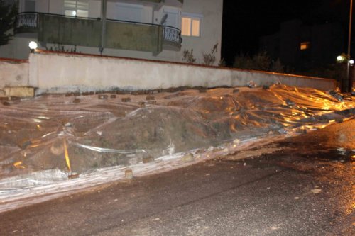 Kuşadası’nda Toprak Kayması Tehlikesi Büyüyor