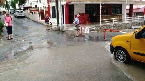 Kuşadası’nda Yağmur Ve Fırtına Etkili Oldu