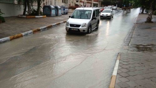 Kuşadası’nda Yağmur Ve Fırtına Etkili Oldu