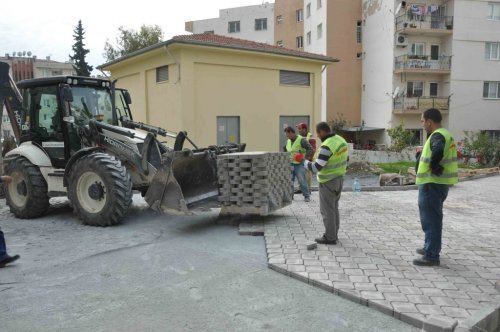 Kuşadası’nda Yol ve Kaldırım Çalışmaları Devam Ediyor
