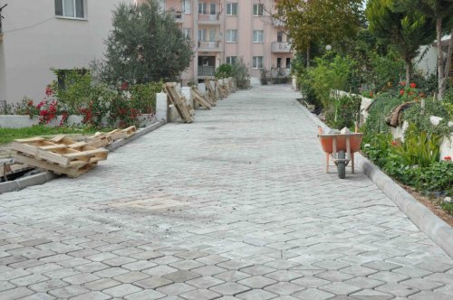 Kuşadası’nda Yol ve Kaldırım Çalışmaları Devam Ediyor